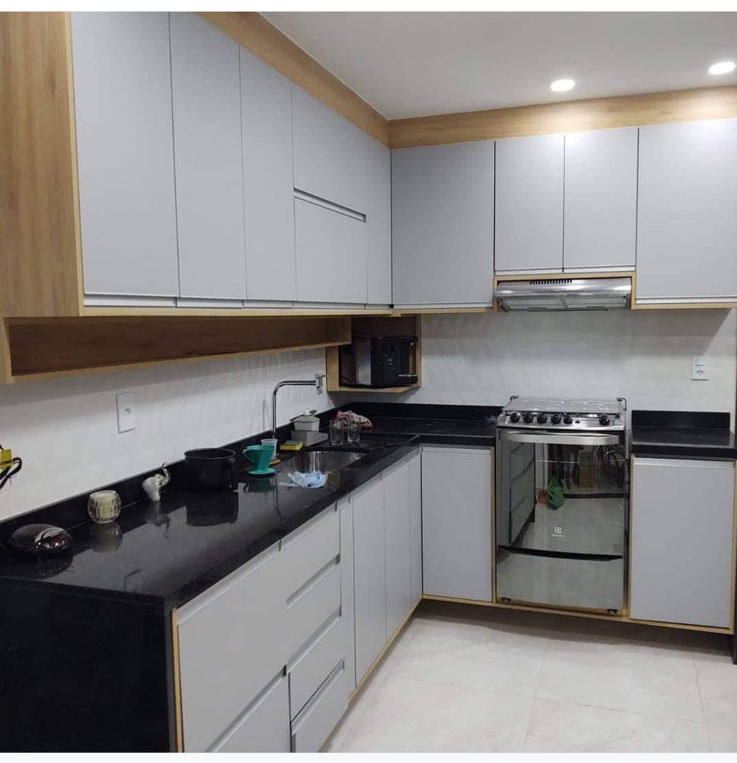 Cozinha reformada com armários planejados