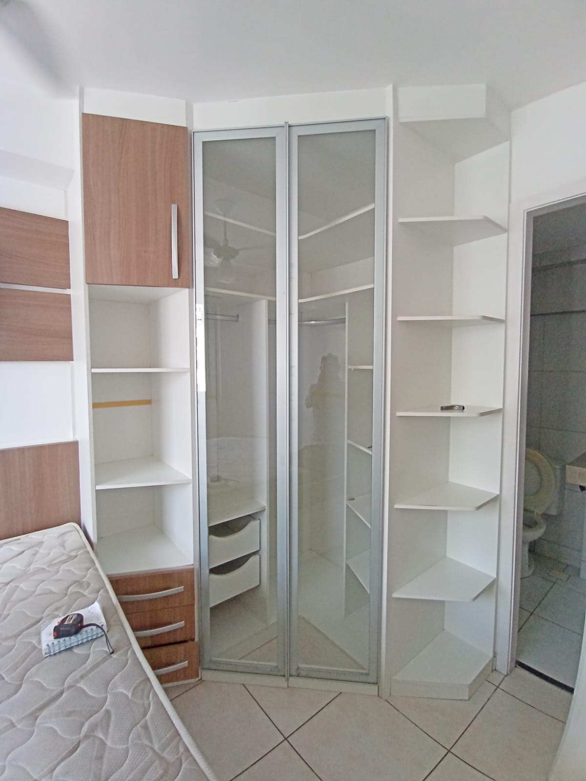 Guarda-roupa planejado instalado